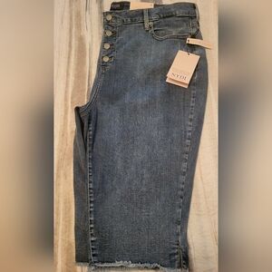 NWT. -NYDJ Women's  Capri Jeans Distressed Fringe Hem Button Fly Very Cool